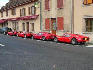BARZOI garés pres d'un restaurant